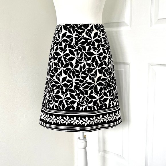 THE LIMITED Black White Floral Skirt with Border - Picture 4 of 6